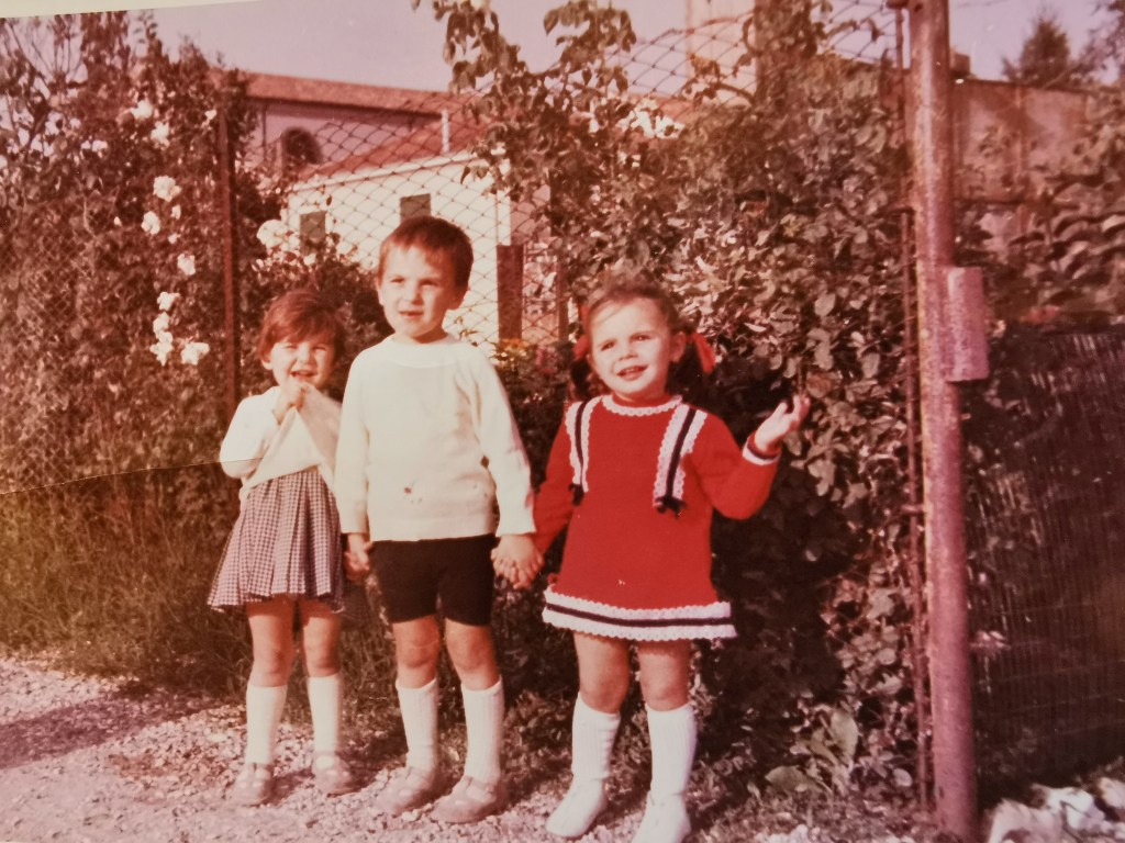 Bimbi che si tengono per mano