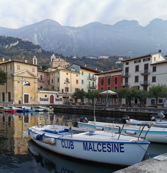 Porto, barche, paesaggio di case.