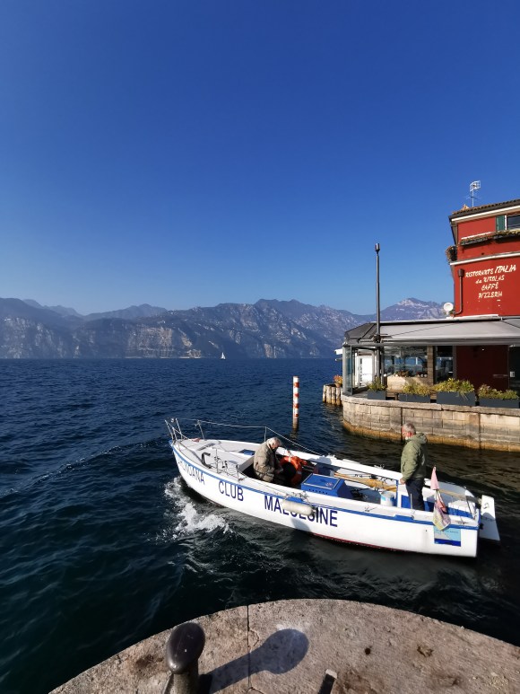 CUCCIOLODiRUSPA | Cielo e lago azzurro a Malcesine