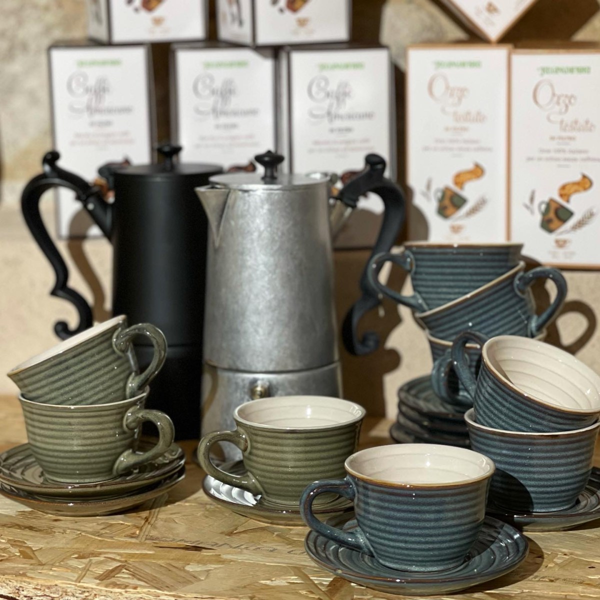 caffè tazzine e caffettiera