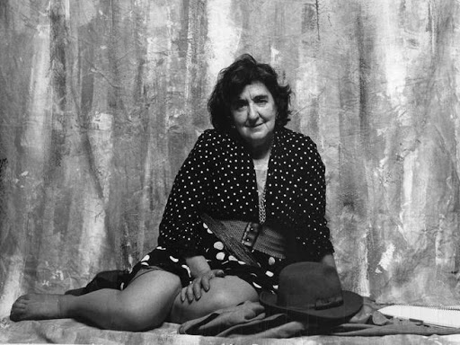 alda merini seduta con cappello