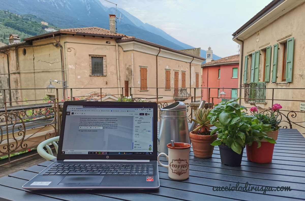 piante su un tavolo in terrazza