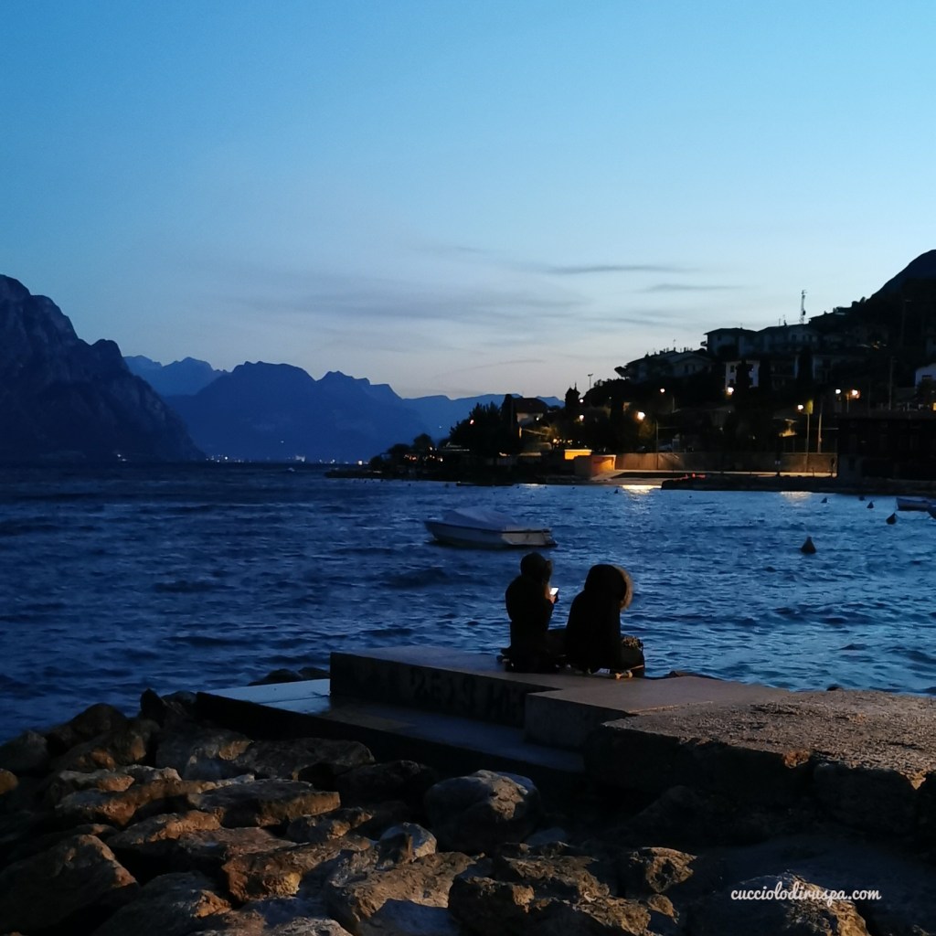 ragazze aspettano l'alba