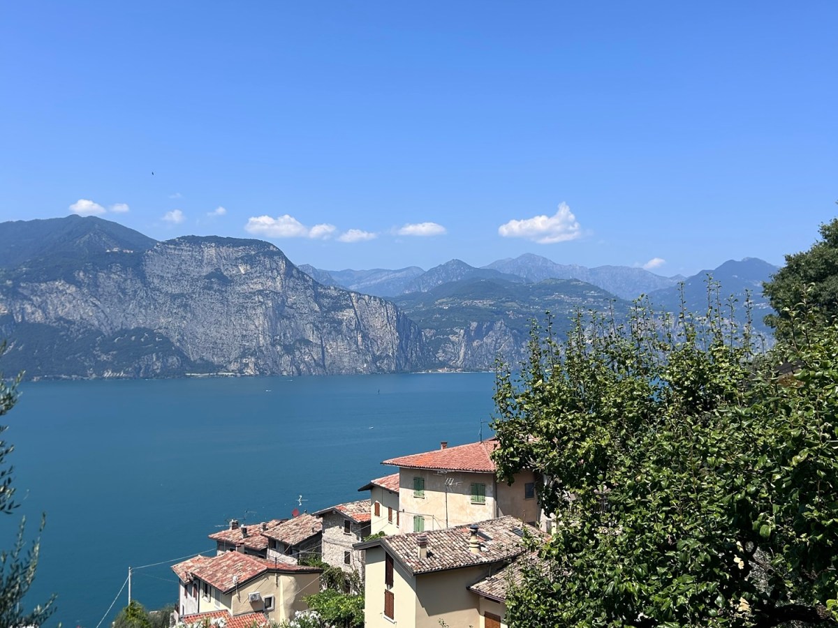 Una passeggiata fino a Brenzone: borghi, ricordi e… uno&nbsp;Spritz